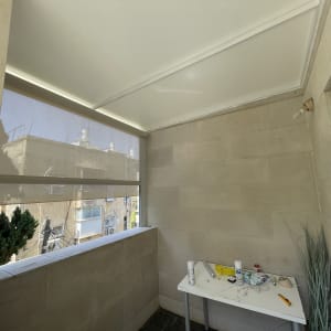 מרפסת עם סוכך בד חצי שקוף עליון
