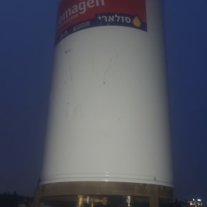 דוד שמש מותקן על גג עם צנרת וחיבורים