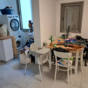 חדר כביסה עם מכונת כביסה ומייבש