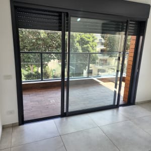 רצפה נקייה ליד דלת זכוכית למרפסת