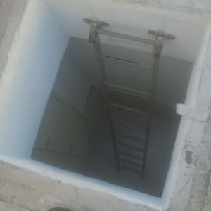 פתח עם סולם יורד למטה על גג