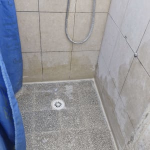 מקלחת עם ראש טוש וצינור מתכת