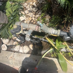 צינור מים עם ברזים ומחברים בגינה