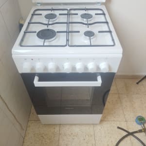תנור גז חדש במטבח עם רצפת אריחים