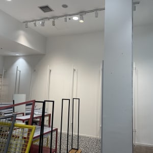 חדר ריק עם קירות לבנים ומדפים ריקים