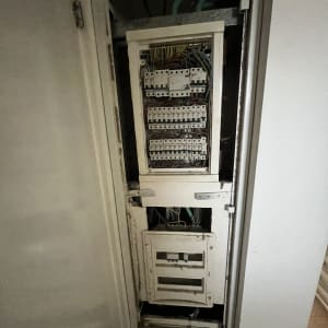 לוח חשמל פתוח עם חוטים ומפסקים