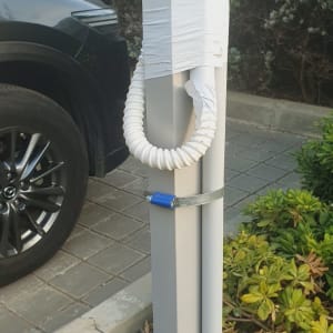 צינור חשמל מלופף על עמוד עם סרט דבק