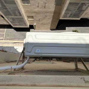 יחידת מיזוג אוויר מותקנת על קיר חיצוני של בניין