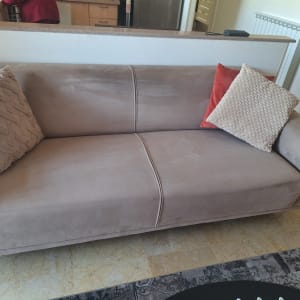 ספה עם כריות מרופדות בצבעים שונים