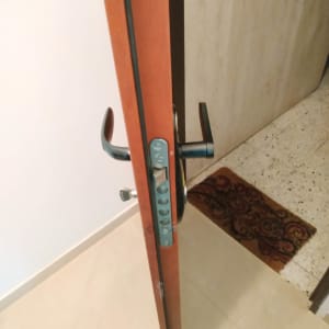 מנעול דלת עם ידית מתכת פתוחה