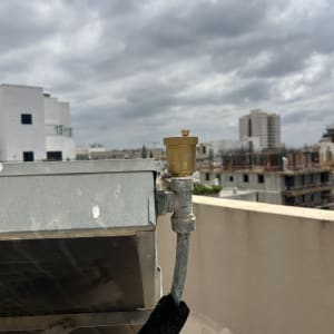 חלק ממערכת חימום סולארית על גג בניין