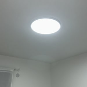 תאורה עגולה מותקנת בתקרה לבנה