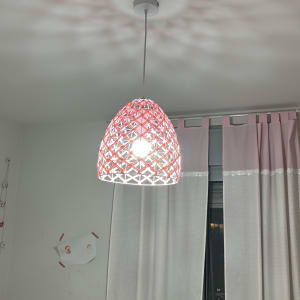 מנורה תלויה עם אהיל דקורטיבי בחדר שינה