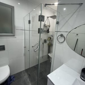 דלת זכוכית למקלחת עם צירים מתכתיים