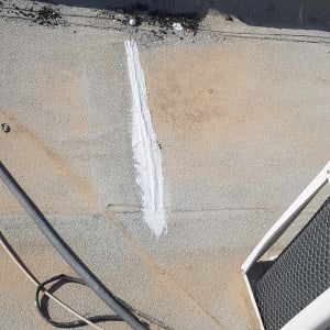 פס צבע לבן על גג בטון עם כבלים