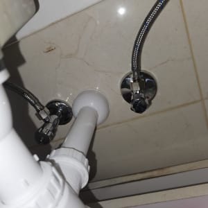חיבור צנרת ניקוז סיפון וברזי ניל מתחת לכיור