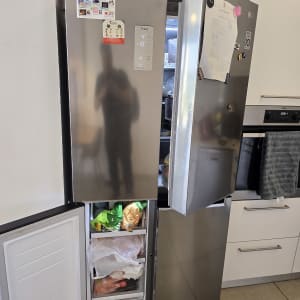 מקרר פתוח עם מוצרים בפנים במטבח ביתי