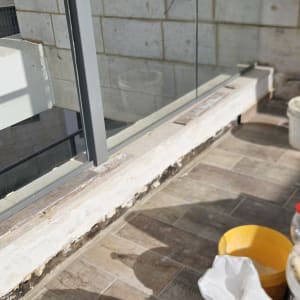 חומרים וכלים לעבודת איטום במרפסת