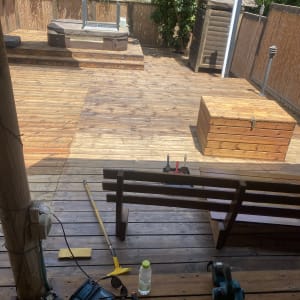 כלים ועבודות עץ בגינה עם דק עץ