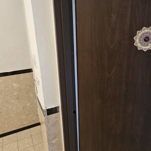 דלת עץ חומה פתוחה עם קישוט עגול