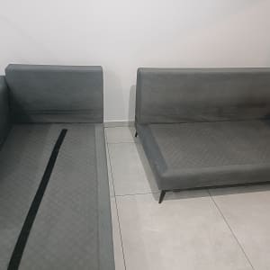 שני ספות אפורות על רצפת אריחים