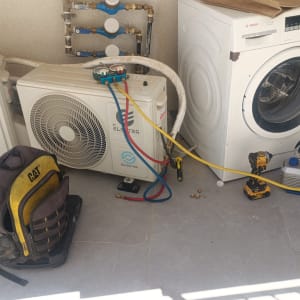מערכת מיזוג אוויר עם כלי עבודה ותיק
