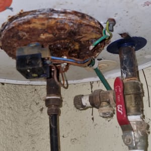 חיבורים חשמליים וצנרת עם חלודה