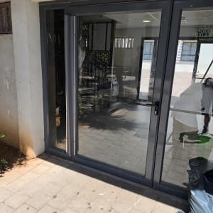 דלת זכוכית עם מסגרת מתכת בחוץ