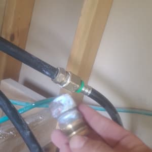 חיבורים וצינורות במערכת סולארית