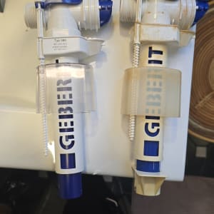 שני חלקי אינסטלציה מונחים על כיור