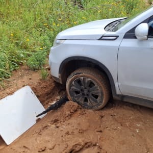 רכב תקוע בבוץ עם גלגל שקוע
