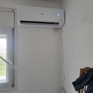 מזגן מותקן על קיר ליד חלון