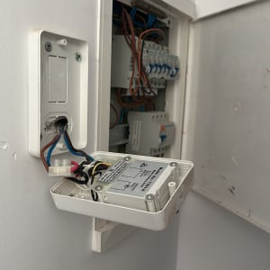 ארון חשמל פתוח עם חוטים חשופים