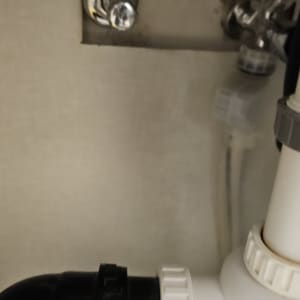 צינורות מתחת לכיור עם מחברים ומתאמים