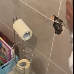 חור בקיר עם גלילי נייר טואלט