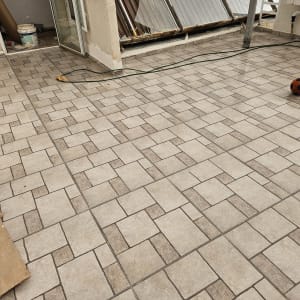 ריצוף חדש עם דלי צבע וכלי עבודה