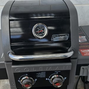 גריל גז שחור עם מד טמפרטורה ומתגים