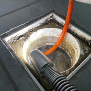 ניקוי צינור ביוב עם צינור כתום