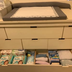 מגירות עם חיתולים ובגדי תינוקות מסודרים