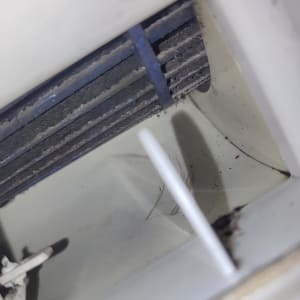 חלק פנימי של מזגן עם לכלוך ואבק