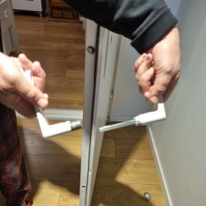 תיקון ידית דלת על ידי אדם עם כלי עבודה