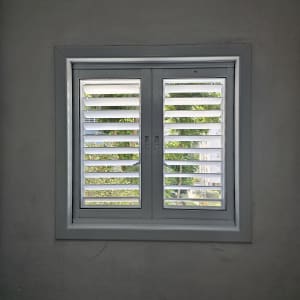 חלון אלומיניום עם תריסים אופקיים