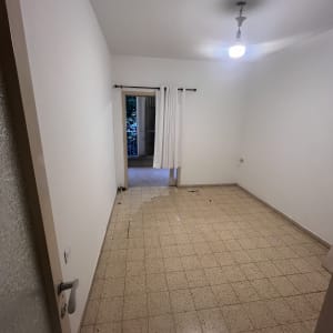 חדר ריק עם רצפת אריחים ודלת פתוחה