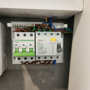 לוח חשמל עם מפסקים וחוטים צבעוניים