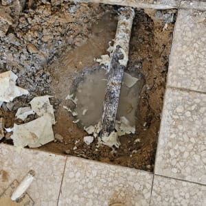 תיקון צנרת מתחת לרצפה עם כלי עבודה