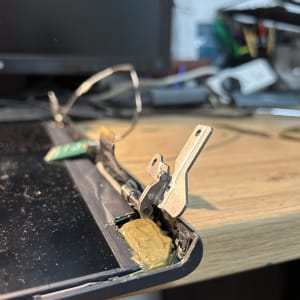 חלקי מחשב מפורקים על שולחן עבודה