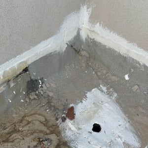 אזור פינה עם איטום לבן על הרצפה והקיר