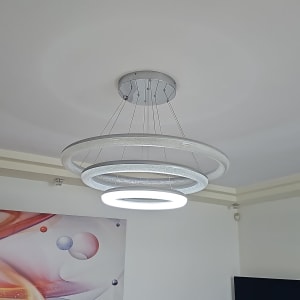 נברשת עגולה תלויה מהתקרה בחדר מואר