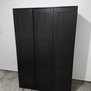 ארון בגדים שחור עם שלוש דלתות