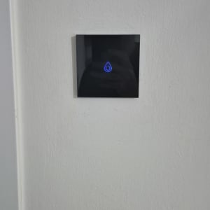 מתג חשמלי חכם על קיר לבן